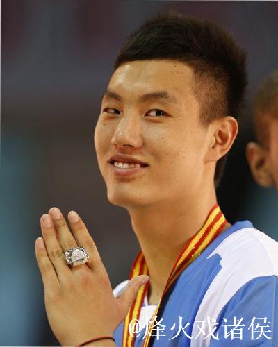 CBA揭幕战前,颁发了上赛季总冠军戒指 CBA揭幕战前,颁发了上赛季总冠军戒指