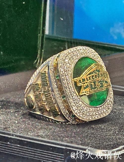 CBA揭幕战前,颁发了上赛季总冠军戒指 CBA揭幕战前,颁发了上赛季总冠军戒指