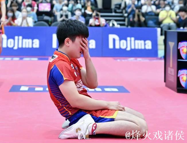 张本智和露出久违笑容！赛后说中文引起球迷欢呼，再次提到樊振东